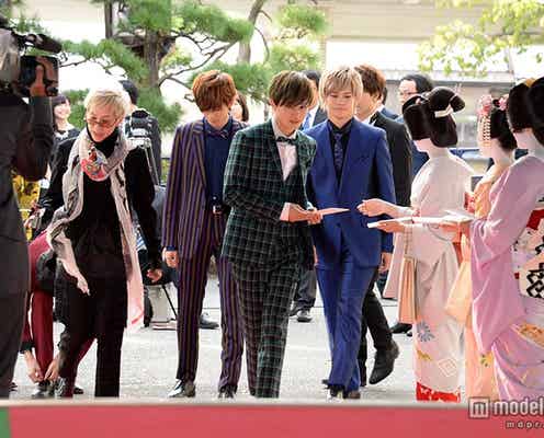 “俳優”超特急、イメージカラーのスーツでレッドカーペットに降臨