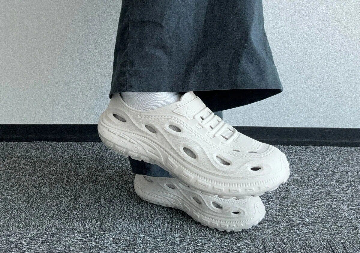 白いスニーカー風EVAサンダルを履いた足元