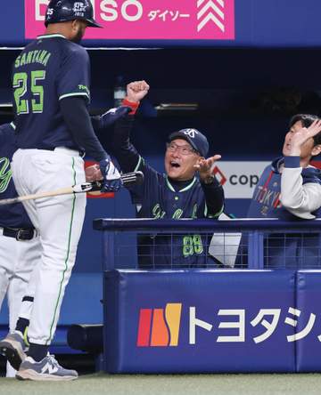 「こういう上司の下で働きたい」「いい監督になるんだろうな」サヨナラ負け直後にベンチを飛び出して選手を出迎えるヤクルト・池山監督の姿に称賛の声