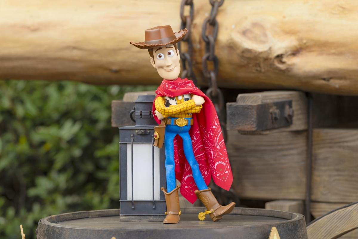 東京ディズニーランドで『トイ・ストーリー5』の世界へ！初のドローン