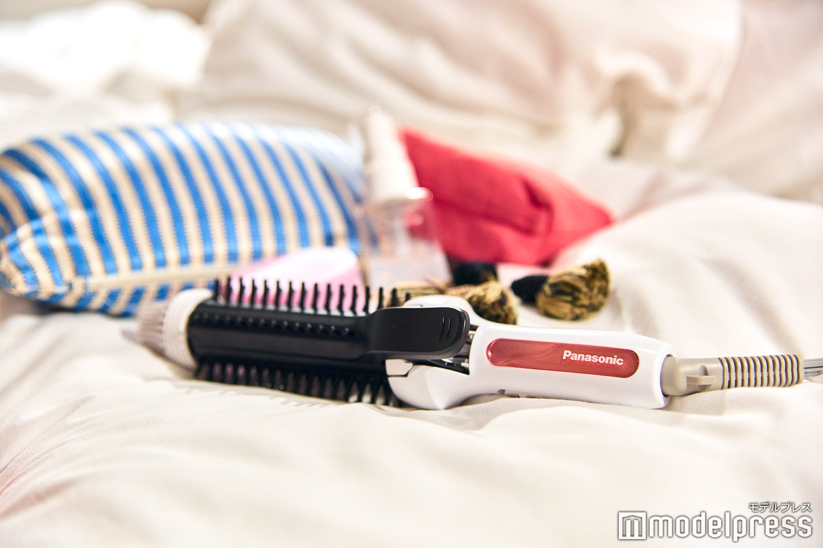 使った直後のコンパクトブラシアイロンを収納できる耐熱ポーチ付き（C）モデルプレス