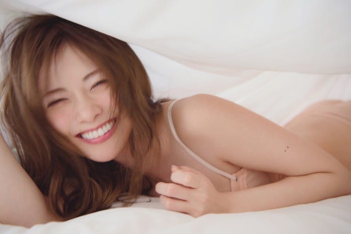 白石麻衣2ndソロ写真集『パスポート』(2月7日発売)/画像提供:講談社