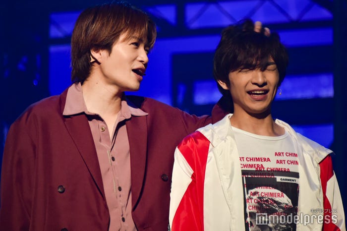 本当の兄のような優しい表情で頭を撫でる菊池風磨、実は30代疑惑の川崎皇輝/「DREAM BOYS」ゲネプロの様子(C)モデルプレス