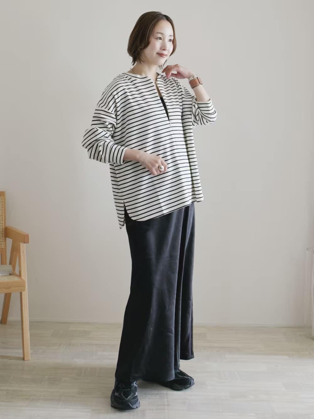 サテンスカートもダークカラーなら日常使いしやすい　出典：WEAR