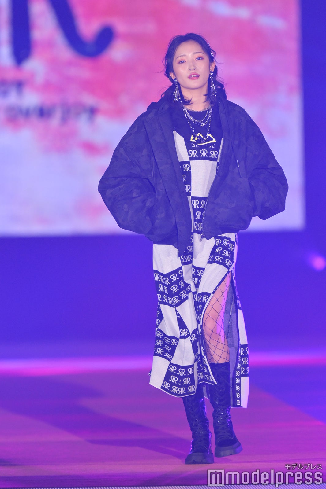 Girls2小川桜花、美脚魅せのスリットワンピ姿 網タイツで色気