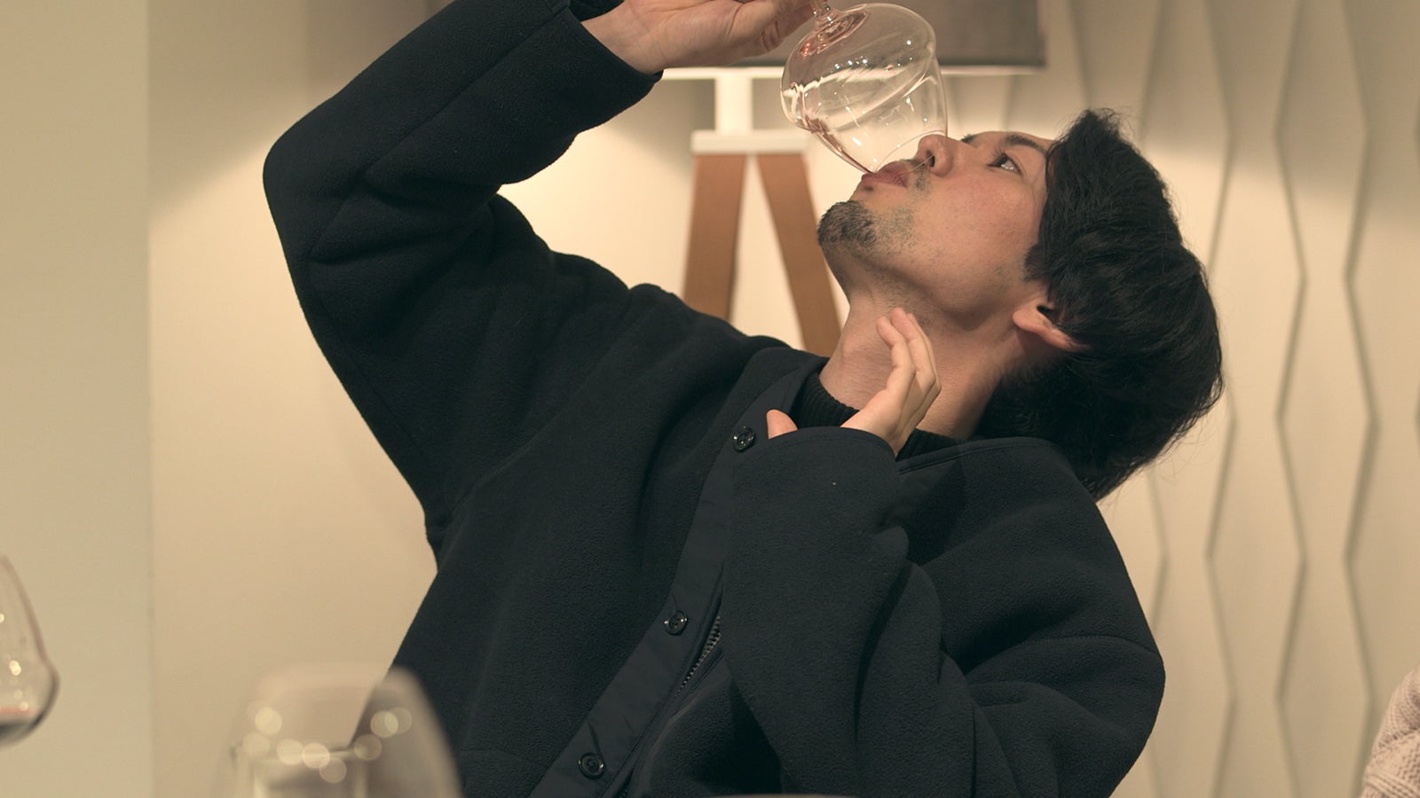 夢が残したワインを飲み干す俊幸「TERRACE HOUSE TOKYO 2019-2020」39th WEEK（C）フジテレビ／イースト・エンタテインメント