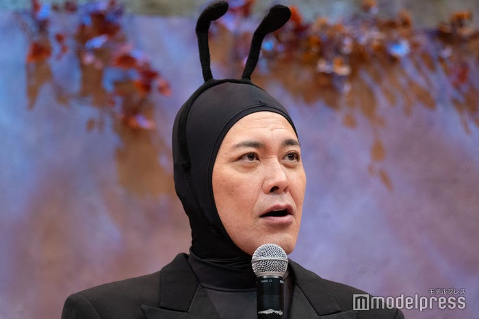 休憩中に兎と好きなスイーツの話をしていた有田哲平(C)モデルプレス