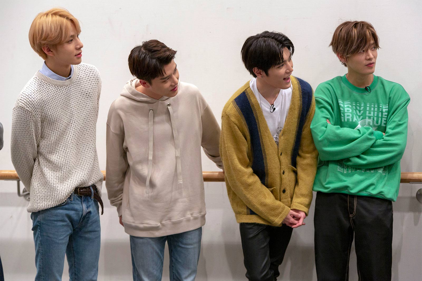 学生たちの話を興味津々で聞くNCT 127 （C）Abema TV