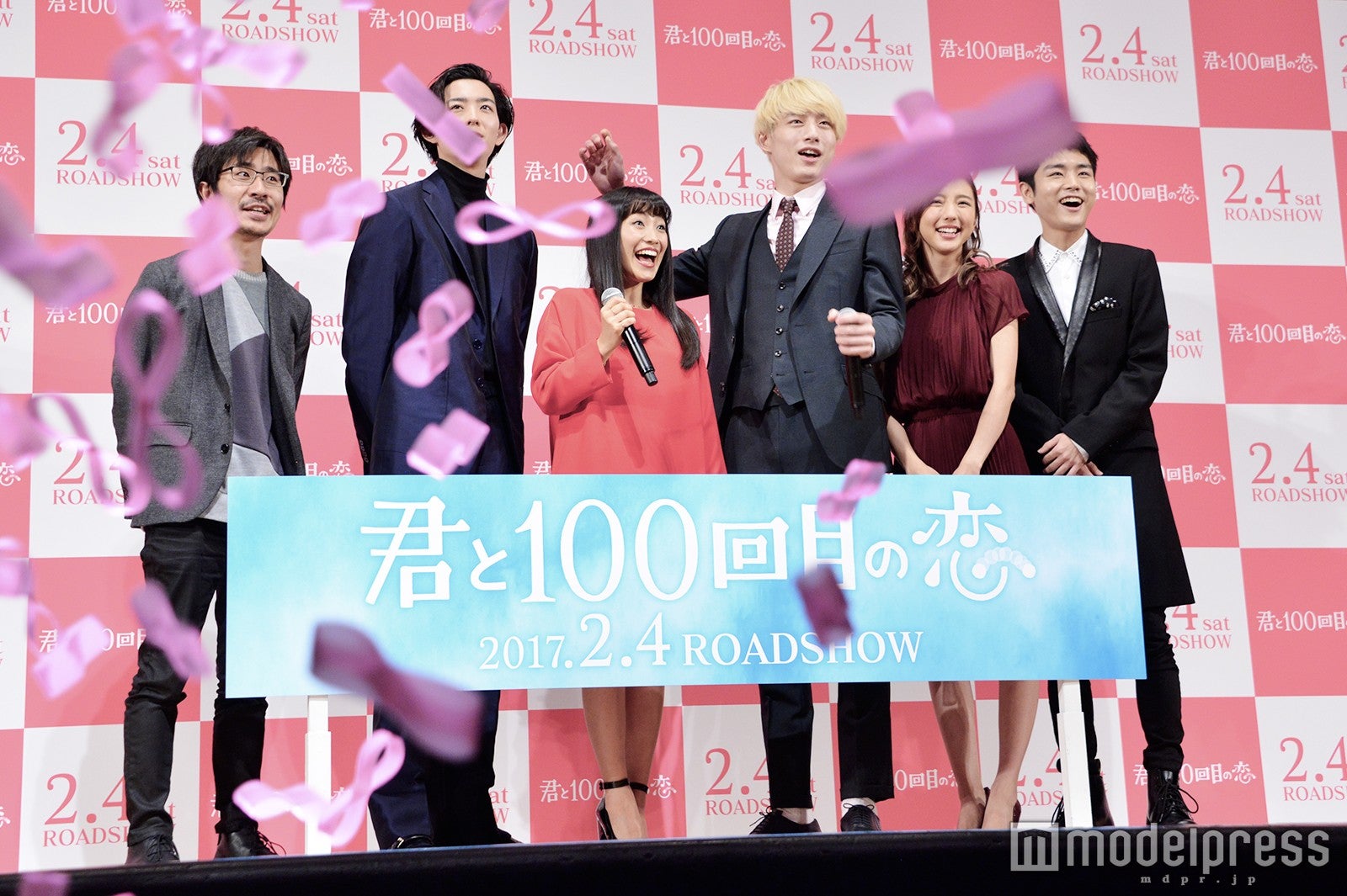 （左から）月川翔監督、竜星涼、miwa、坂口健太郎、真野恵里菜、泉澤祐希（C）モデルプレス