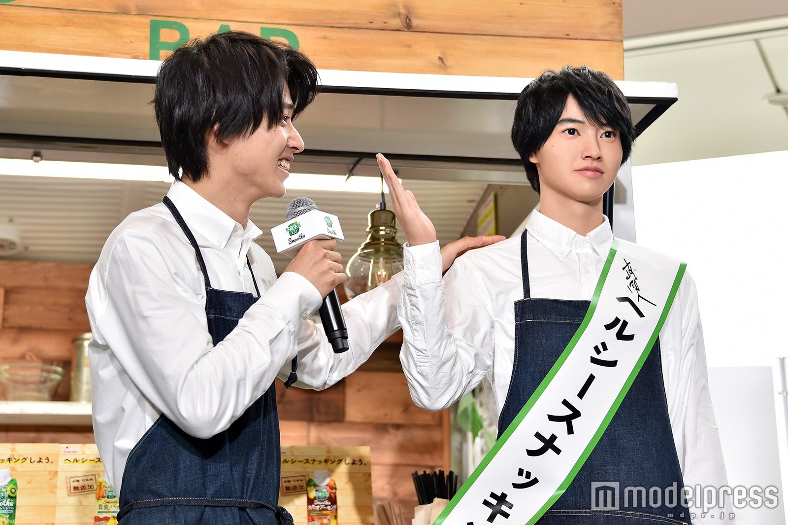 自分のフィギュアに笑顔を見せる山崎賢人（C）モデルプレス