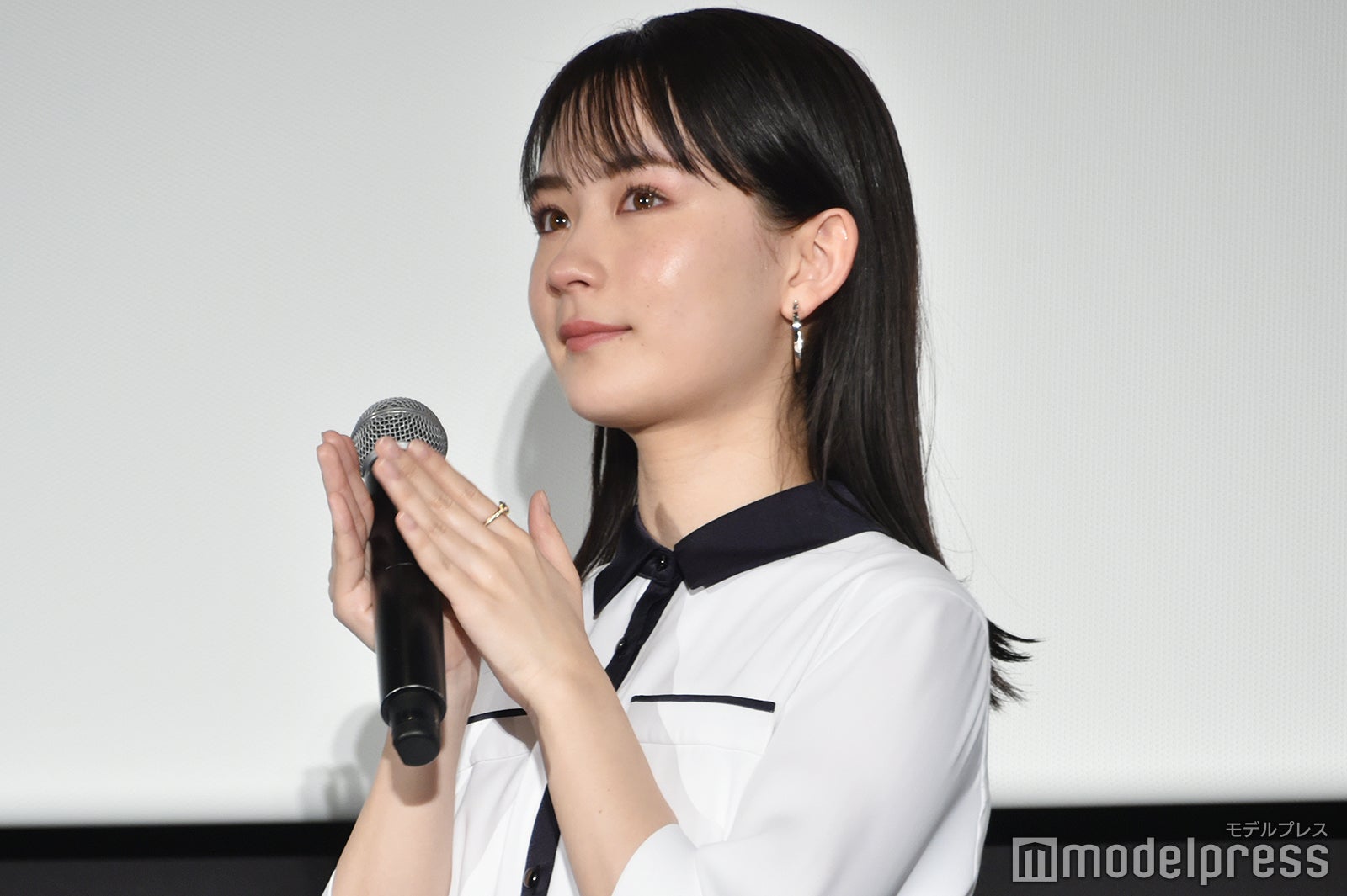 莉子らからのサプライズの手紙に感激をあらわにする畑芽育（C）モデルプレス