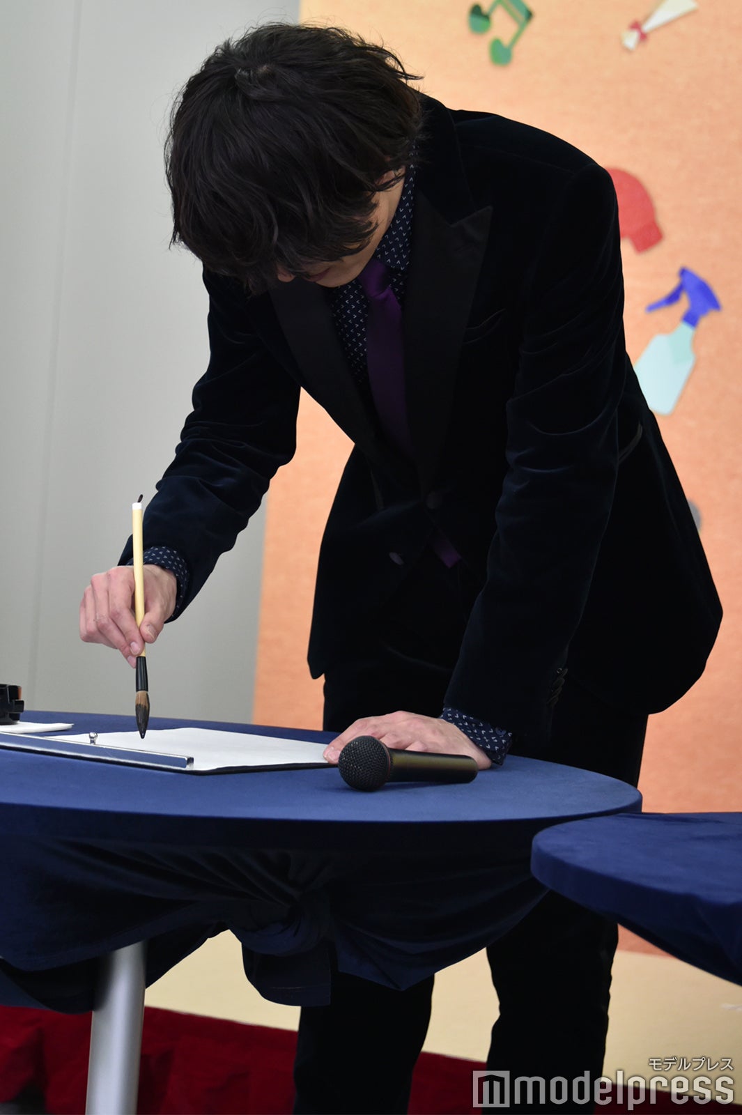 書初めを行う間宮祥太朗（C）モデルプレス