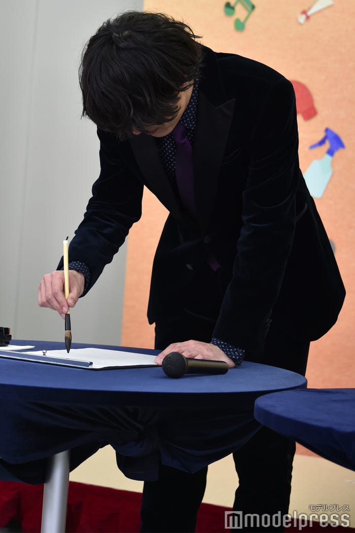 書初めを行う間宮祥太朗(C)モデルプレス