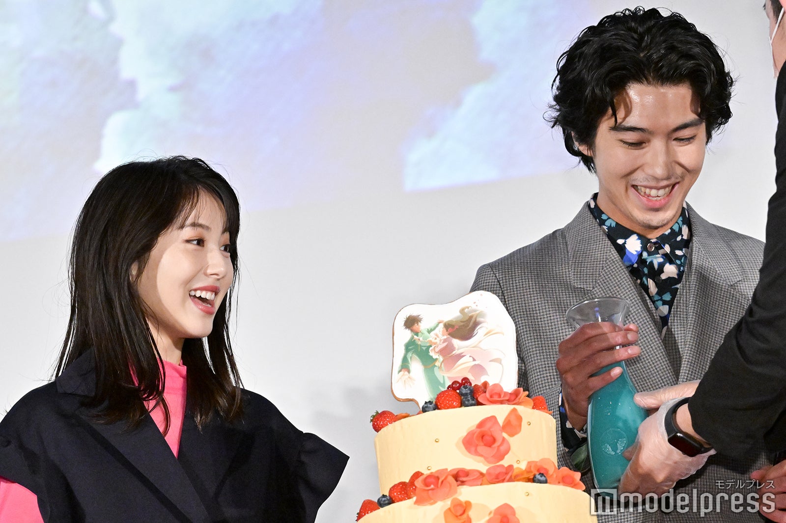 浜辺美波、賀来賢人（C）モデルプレス