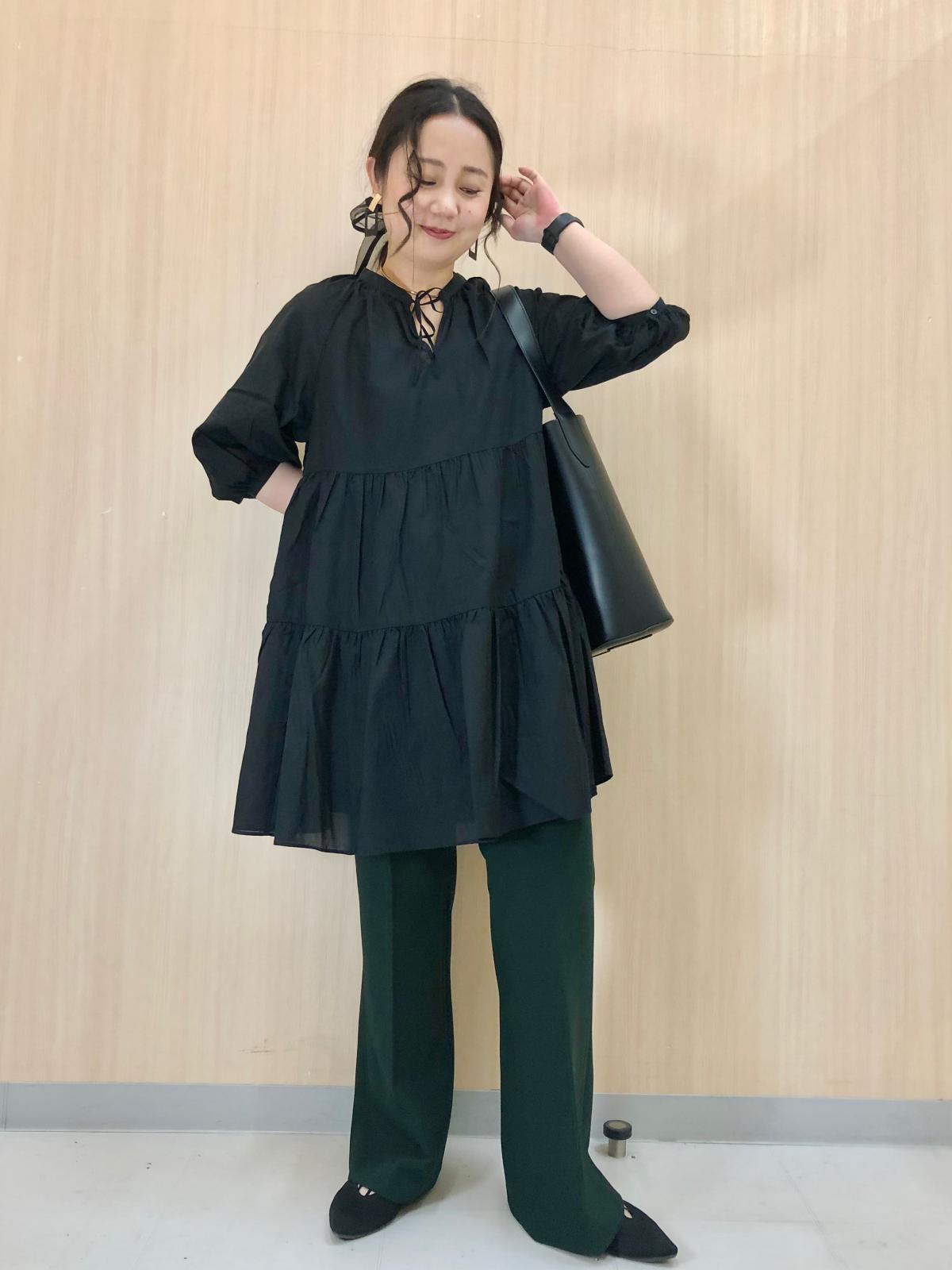 ミニワンピをトップス風にパンツと合わせた着こなし　出典：StyleHint