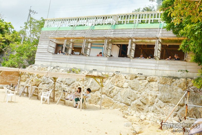 あたたかい時は外の砂浜でのんびり