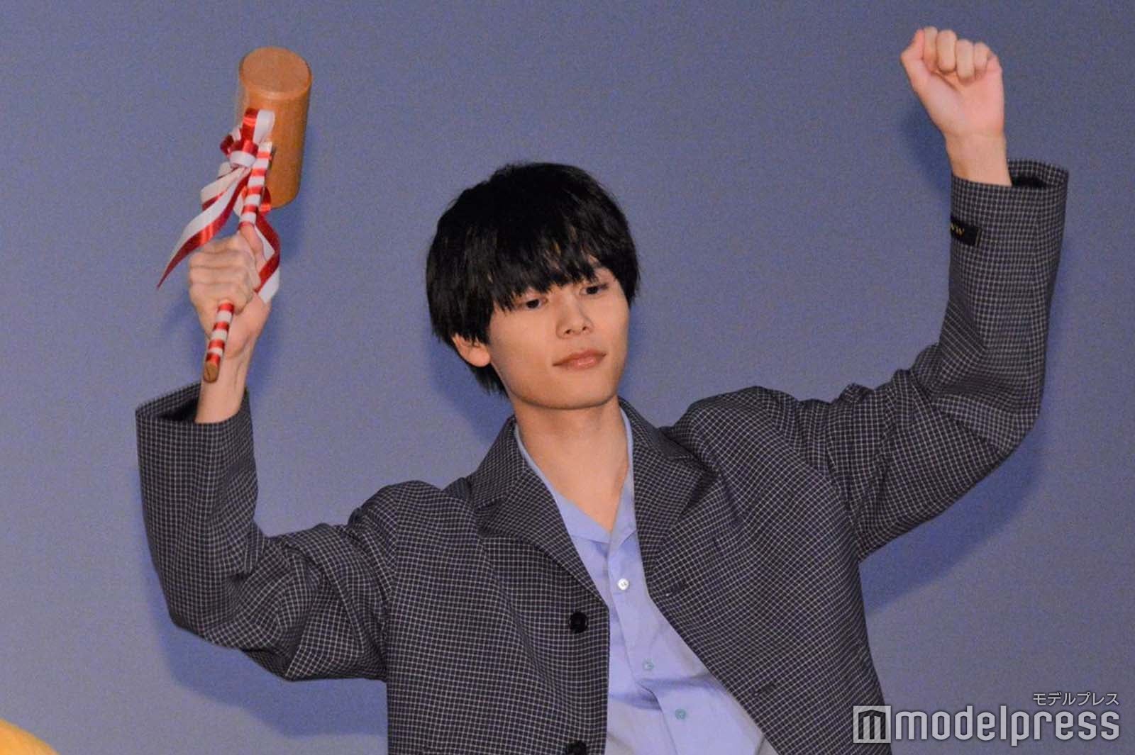 樽酒を割る萩原利久（C）モデルプレス