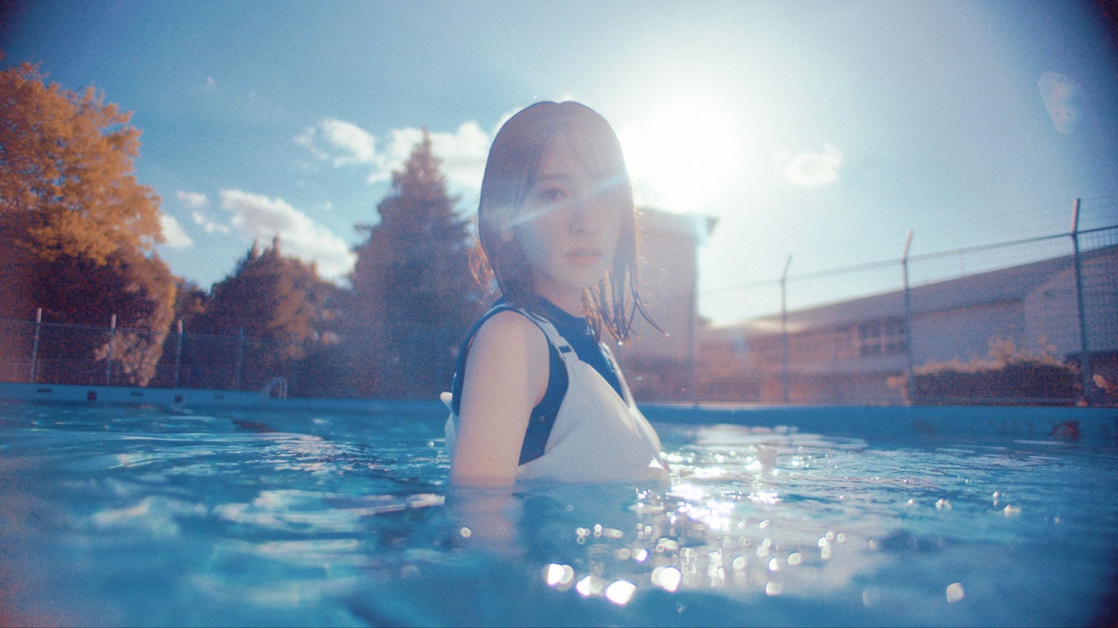 日向坂46金村美玖、ジェニーハイ新曲「夏嵐」MVで主演 夏休みの学校で様々なダンス披露