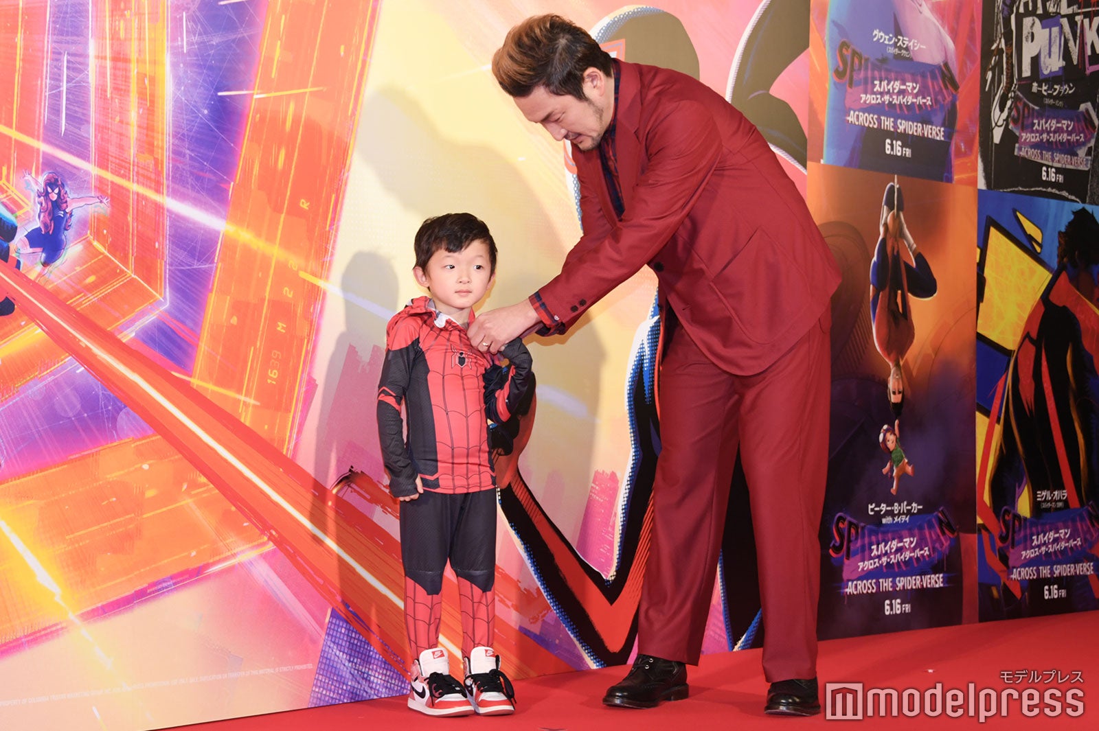 小川陽喜くんのコスプレを脱がせてあげる中村獅童（C）モデルプレス