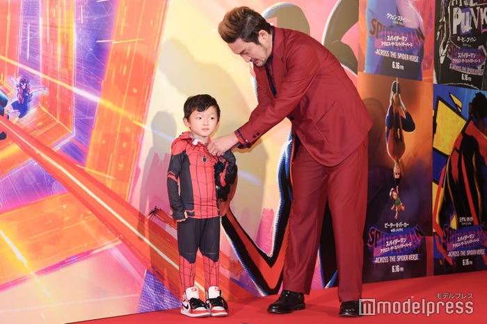 小川陽喜くんのコスプレを脱がせてあげる中村獅童(C)モデルプレス