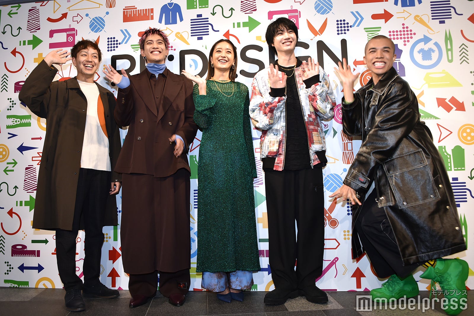 （左から）ぞのさんっ、YAMATO、池田美優、桜田通、ムービー撮影を盛り上げるロイ（C）モデルプレス