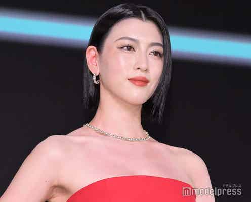 三吉彩花、色気漂う真っ赤なドレス姿 美デコルテで魅了<Harper's BAZAAR 10th Anniversary Event>