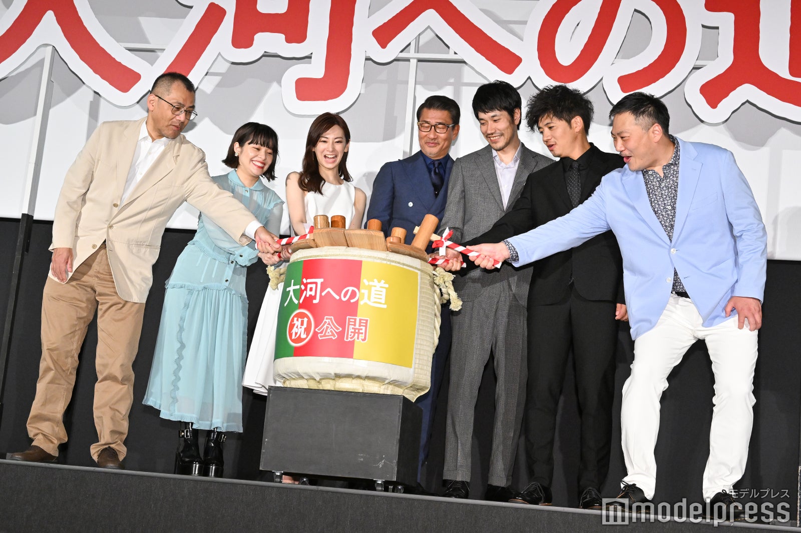 （左から）中西健二監督、岸井ゆきの、北川景子、中井貴一、松山ケンイチ、和田正人、田中美央（C）モデルプレス