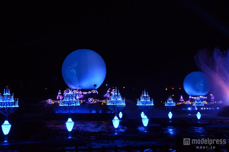 幻想的な雰囲気に包まれる「ファンタズミック！」