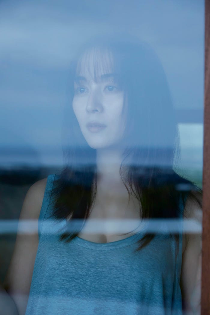 比嘉愛未/撮影:三宮幹史/『比嘉愛未エッセイ集 またね。』(6月10日発売/講談社)より