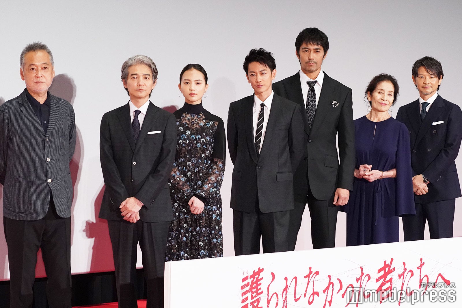 （左から）瀬々敬久監督、吉岡秀隆、清原果耶、佐藤健、阿部寛、倍賞美津子、緒形直人 （C）モデルプレス