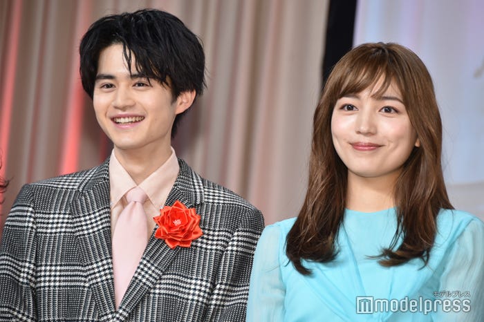 鈴鹿央士、川口春奈 (C)モデルプレス