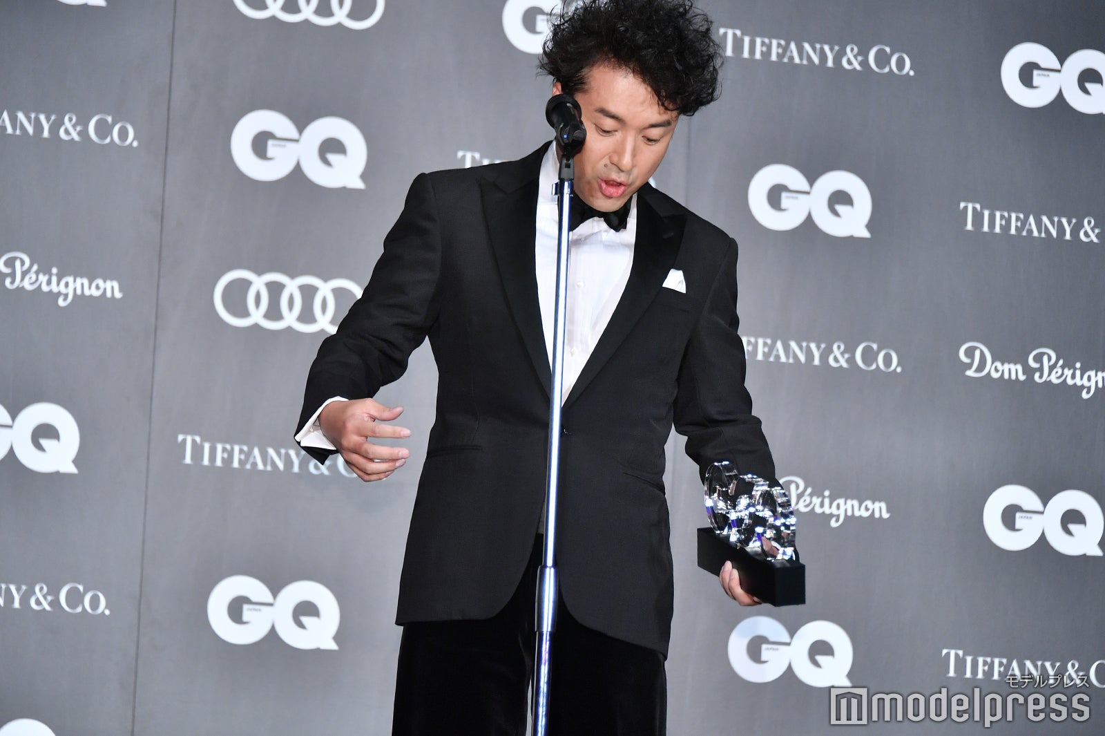 スーツをアピールするムロツヨシ （C）モデルプレス