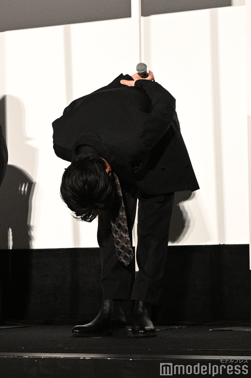 深々とお辞儀をする田中圭（C）モデルプレス