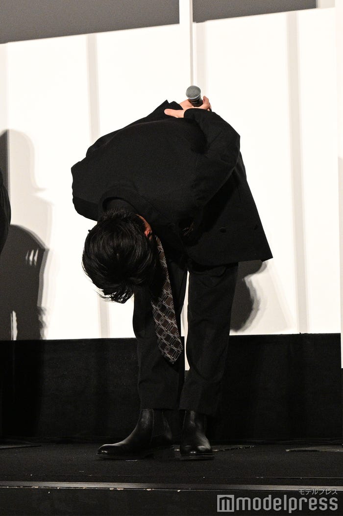 深々とお辞儀をする田中圭(C)モデルプレス