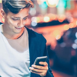 もうこんな時間!?彼との会話が弾む「LINEの話題」4つ