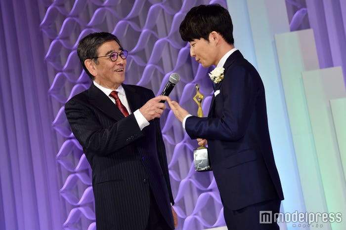 石坂浩二に手を褒められ星野源「(…これ?)」(C)モデルプレス