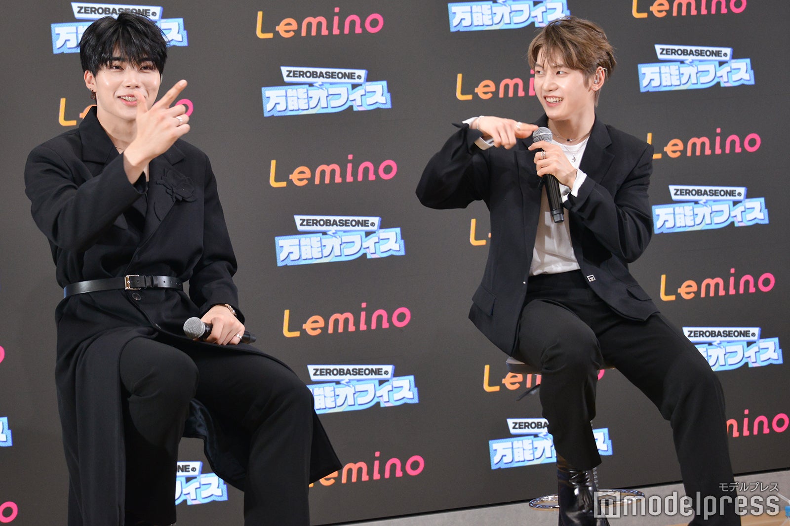 パク・ゴヌク考案の「ZEROBASEONEの万能オフィス」ポーズを即マネするソク・マシュー（C）モデルプレス