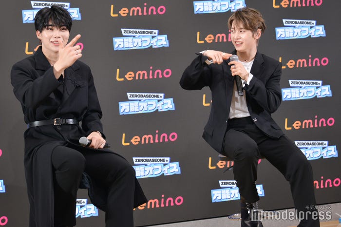 パク・ゴヌク考案の「ZEROBASEONEの万能オフィス」ポーズを即マネするソク・マシュー(C)モデルプレス