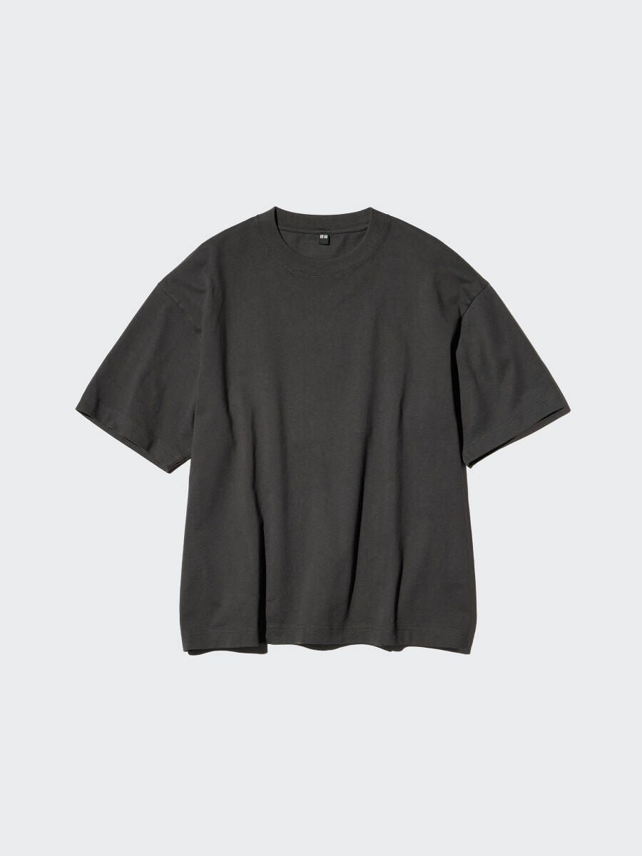 チャコールグレーのボクシークロップドTシャツを平置きで撮影
