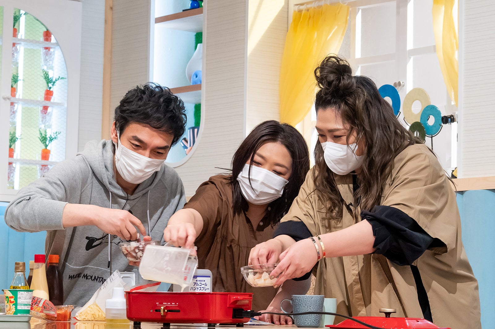 草なぎ剛、海原やすよ、海原ともこ（C）読売テレビ