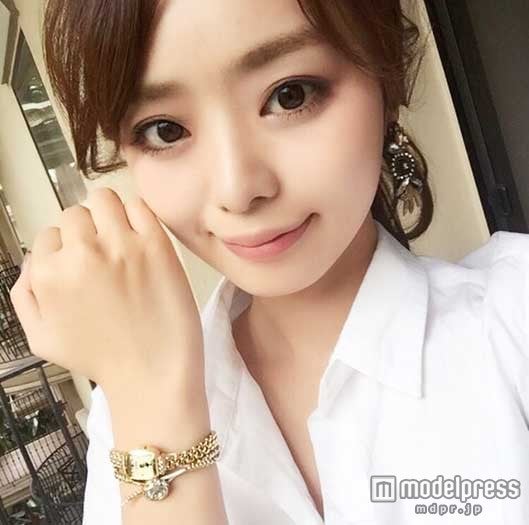 「ゴールド時計×革ブレス」休日&オフィスカジュアル向けスタイル