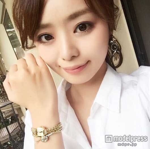 「ゴールド時計×革ブレス」休日&オフィスカジュアル向けスタイル