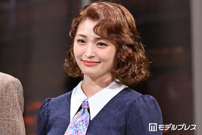岡本玲、ド派手ヘアで雰囲気ガラリ 美ウエスト際立つコーデに反響「新たな魅力」「一瞬誰か分からなかった」
