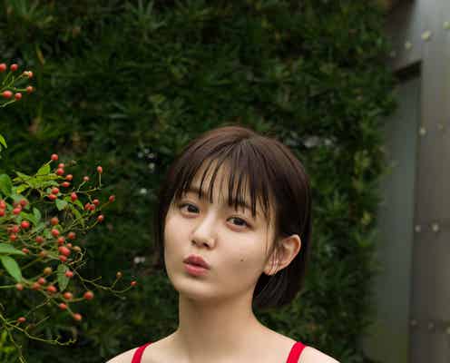 園田あいか、赤ビキニでふっくらバスト輝く