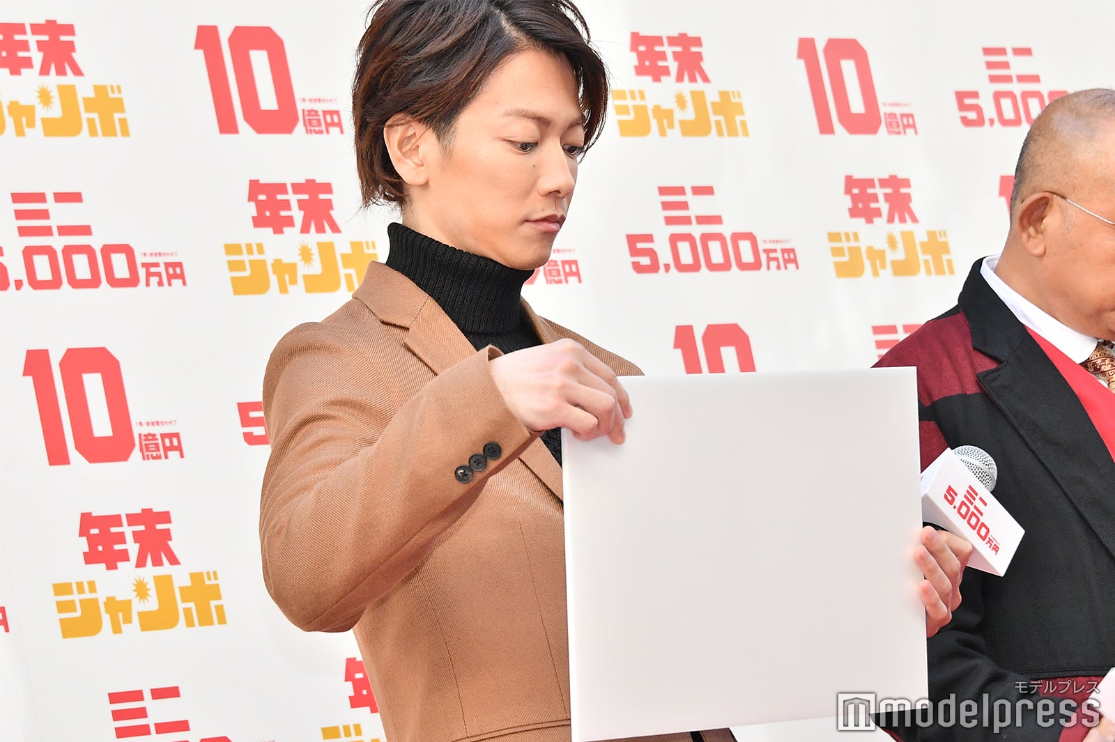 パネルの回答を確認する佐藤健 （C）モデルプレス