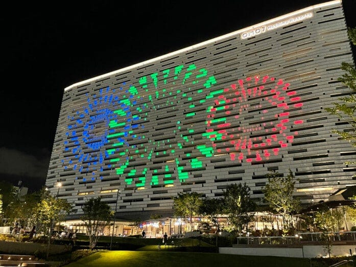 客室棟の外装膜に映し出されるLED照明による花火