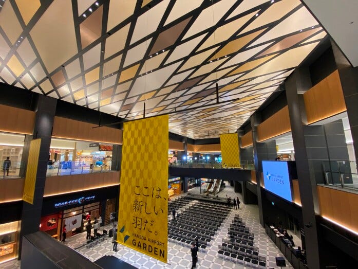 ショッピングエリアの中心ともいえる吹き抜け。1階が主にフードゾーン、2階が主に物販ゾーンと覚えれば簡単です