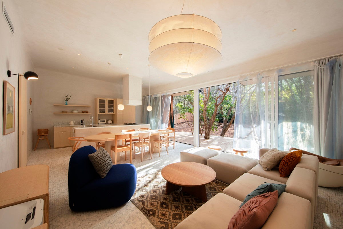 箱根に貸別荘「ノイエ箱根仙石原」趣の異なる2棟、温泉＆サウナ付