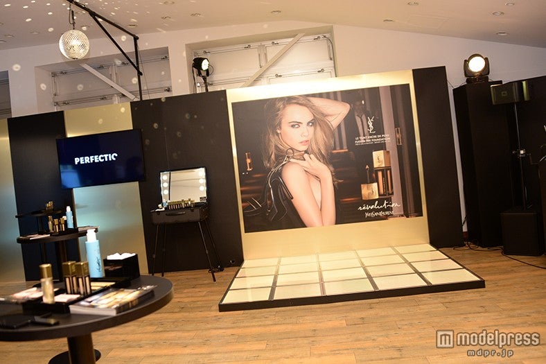 “ゴールド”のミラーボール輝く会場