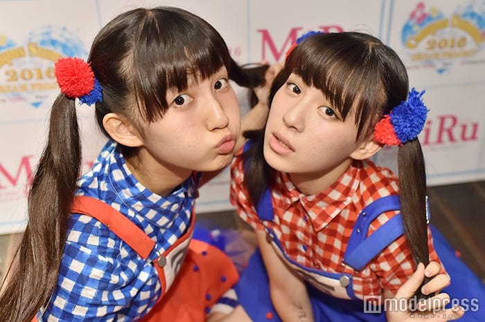 生ハムと焼うどん(左から)西井万理那、東理紗/(C)モデルプレス